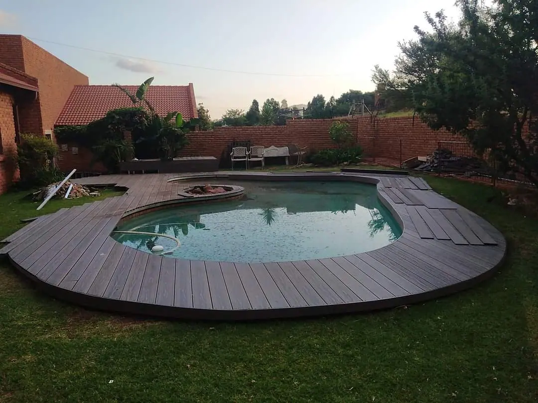 Circular pool surround