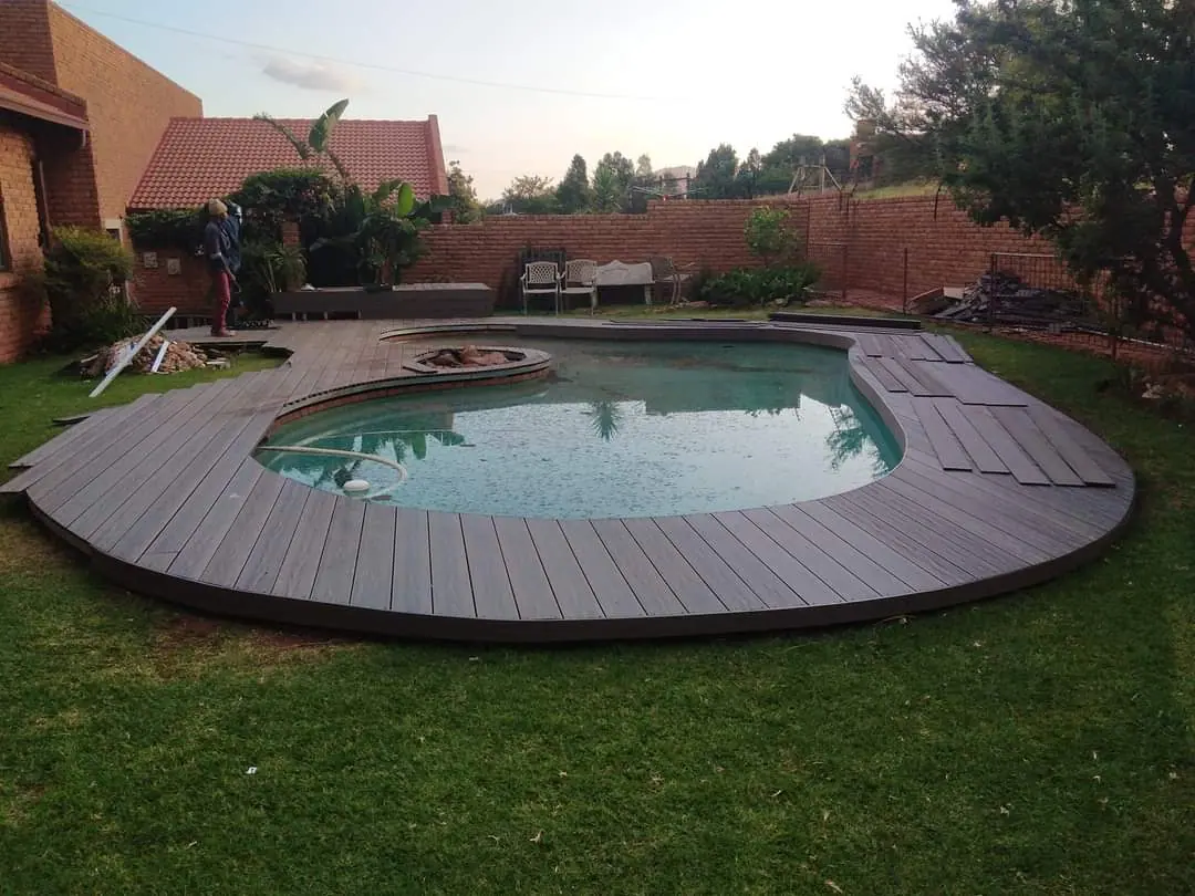 Curved pool deck
