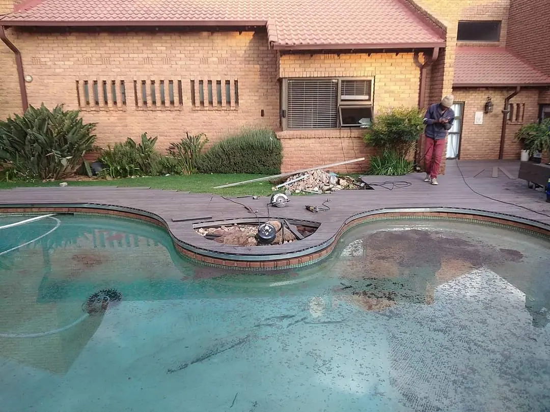 Natural stone poolscape